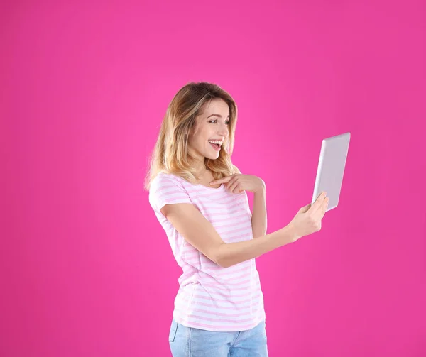 Femme utilisant une tablette pour le chat vidéo sur fond couleur — Photo