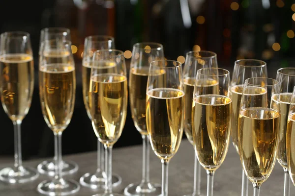 Veel glazen champagne op wazige achtergrond, close-up — Stockfoto