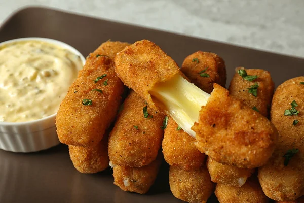 Prato com paus de queijo e molho, close-up — Fotografia de Stock