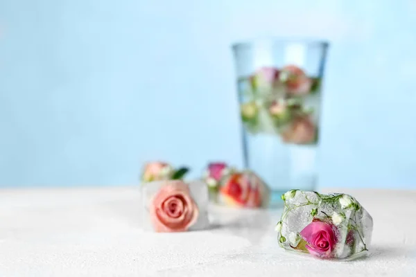 Renk arka plan, metin için alan karşı masada çiçek buz küpleri ile Kompozisyon — Stok fotoğraf