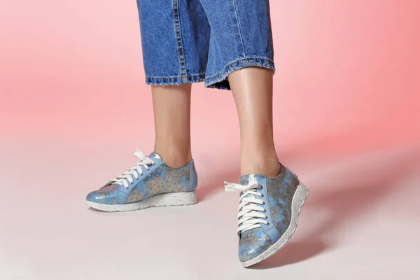 Vrouw in stijlvolle schoenen op kleur achtergrond, close-up — Stockfoto