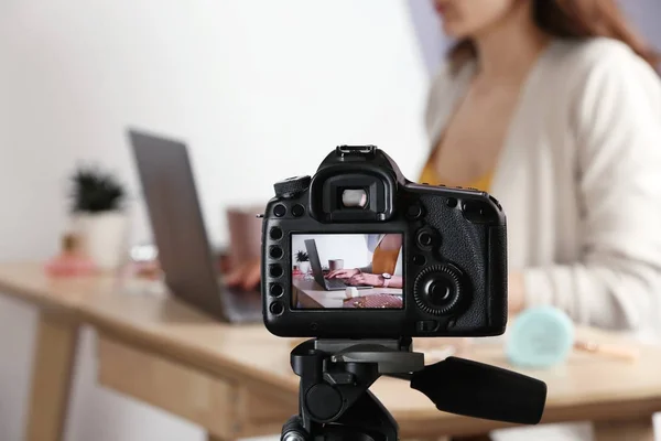 Photo of blogger at workplace on camera screen, closeup with space for text — Stock Photo, Image