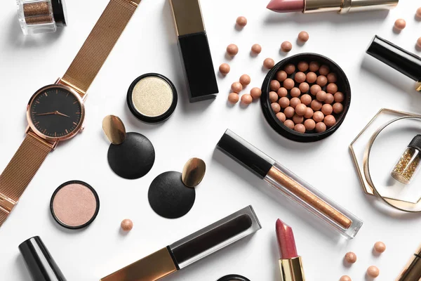 Set luxuriöser Make-up-Produkte auf weißem Hintergrund, flache Lage — Stockfoto