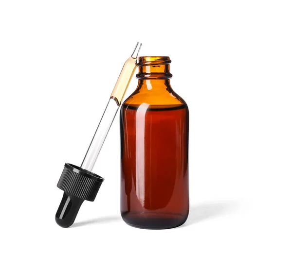 Косметична пляшка та піпетка з ефірною олією на білому тлі — стокове фото