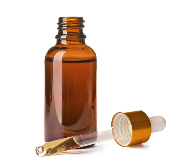 Garrafa cosmética e pipeta com óleo essencial sobre fundo branco — Fotografia de Stock