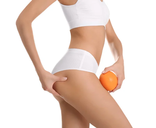 Vista da vicino della donna magra in biancheria intima con arancione su sfondo bianco. Cellulite problema concetto — Foto Stock