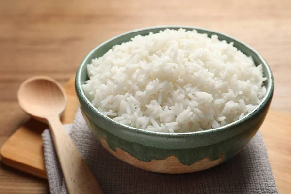 Чаша вкусного приготовленного риса подается на столе — стоковое фото
