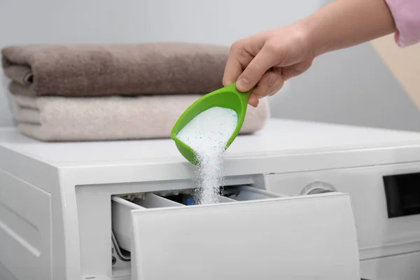 Kvinna hälla pulver i låda med tvätt maskin inomhus, närbild. Tvätt dag — Stockfoto
