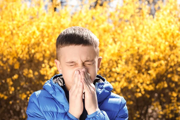 Niño pequeño que sufre de alergia estacional al aire libre en un día soleado — Foto de Stock