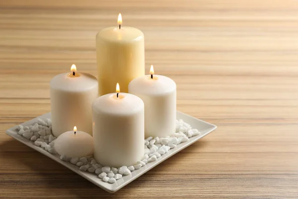Placa con velas encendidas sobre mesa de madera. Espacio para texto —  Fotos de Stock