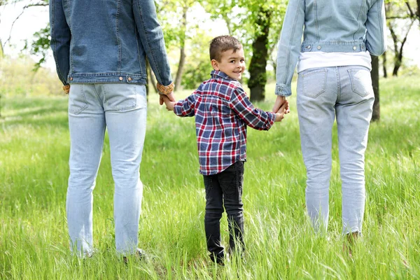 Aranyos kis gyermek kezében kezét a szüleivel parkban. Családi idő — Stock Fotó