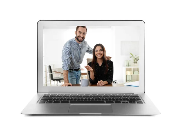 Uso de la computadora portátil para el chat de vídeo con la gente en fondo blanco — Foto de Stock