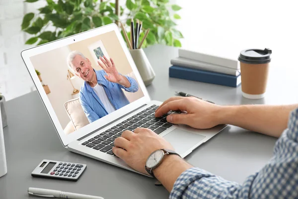 Homem usando laptop para conversa via chat de vídeo na mesa, close-up — Fotografia de Stock