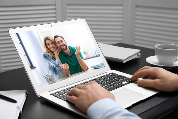 Mann nutzt Laptop für Gespräch per Videochat am Tisch, Nahaufnahme — Stockfoto