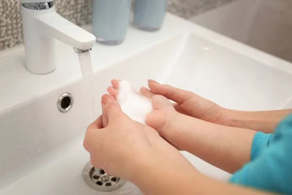 Madre e hija lavándose las manos en el baño en casa, primer plano —  Fotos de Stock