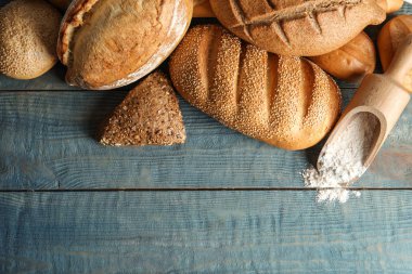 Ahşap masa üzerinde taze ekmek ve un kepçe, düz yatıyordu. Metin için alan