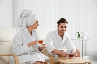 Spa salonunda çay ile romantik genç çift