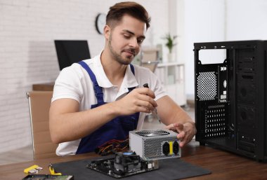Erkek teknisyen masa kapalı güç kaynağı ünitesi tamir