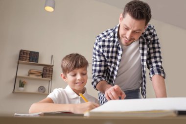 Baba evde okul atama ile oğluna yardım