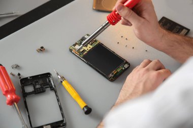 Teknisyen masada cep telefonu tamir, çekim