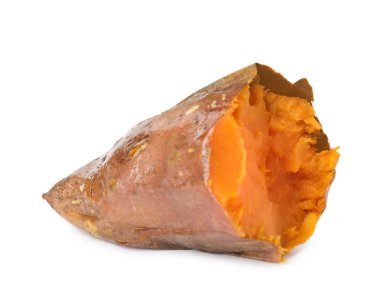 Beyaz arka planda pişmiş tatlı patates parçası