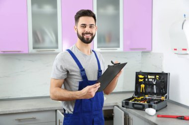 Mutfakta panosu olan erkek tesisatçı. Onarım hizmeti