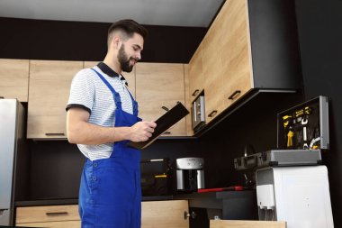 Mutfakta panosu olan erkek tesisatçı. Onarım hizmeti