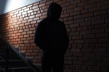 Kapüşonlu kapalı gizemli adamın silueti. Tehlikeli suçlu