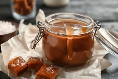 Masada lezzetli karamel soslu kavanoz