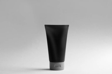 Hafif arka planda Erkek kozmetik ürünü. Tasarım için mockup