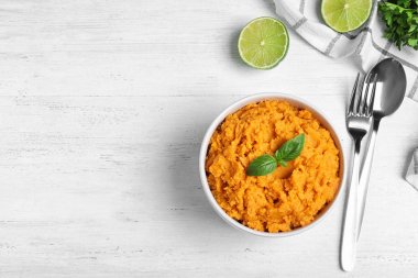 Ahşap arka plan üzerinde tatlı patates püresi ile Düz yatıyordu kompozisyon, metin için alan