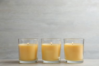 Masada üç yanan mum ile Kompozisyon. Metin için alan