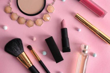 Renkli arka planda rujlar ve fırçalar ile düz döşeme kompozisyonu