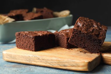 Masada taze browni ve ahşap tahta. Nefis çikolatalı pasta.