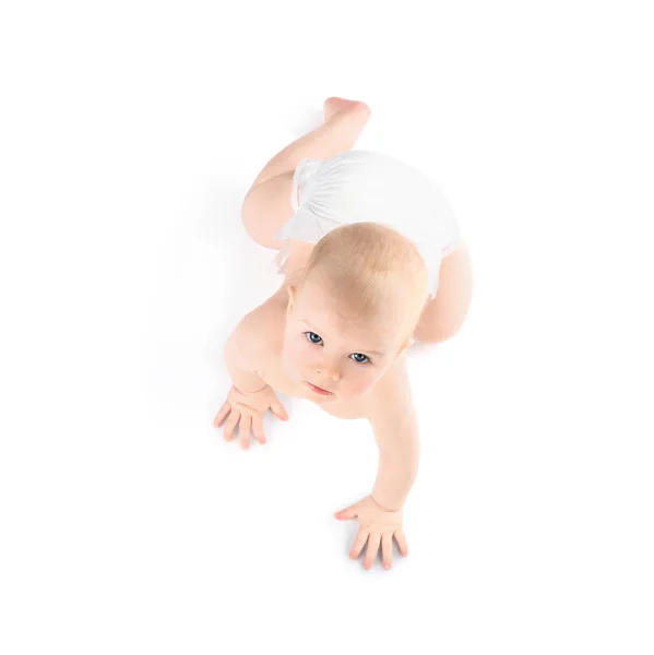 Lindo bebé arrastrándose sobre fondo blanco, vista superior — Foto de Stock