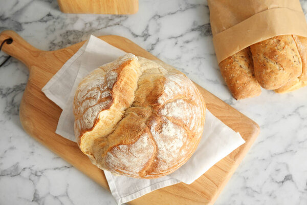 Состав со свежим хлебом на мраморном столе, плоская кладка
