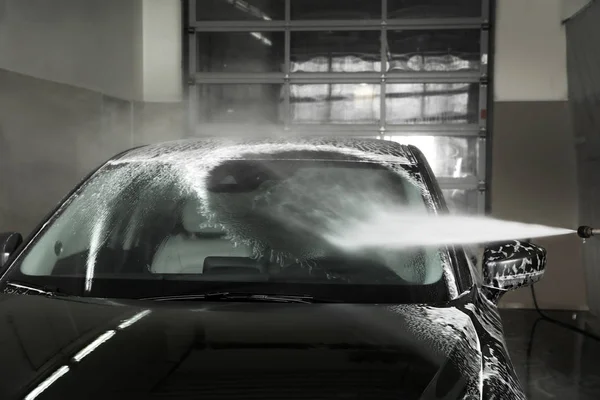 Reinigung von Autos mit Hochdruck-Wasserstrahl in der Waschanlage — Stockfoto