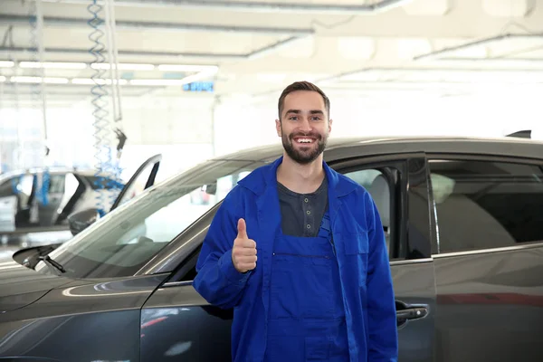 Retrato do trabalhador que está perto do automóvel na lavagem de carros — Fotografia de Stock