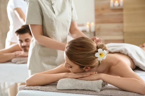 Romantisches junges Paar genießt Kräuterbeutel-Massage im Wellness-Salon — Stockfoto