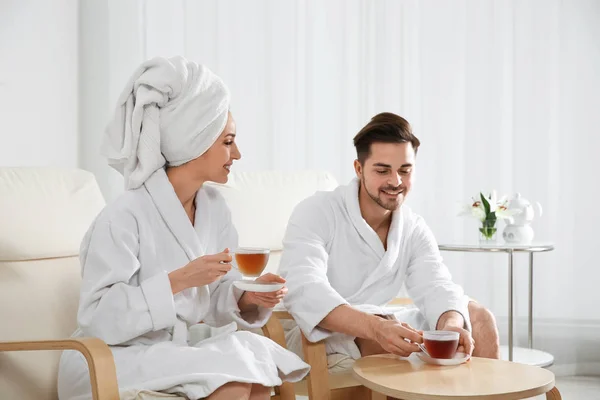 Romântico jovem casal com chá no salão de spa — Fotografia de Stock