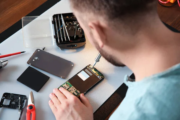 Técnico de reparación de teléfono móvil en la mesa, primer plano —  Fotos de Stock