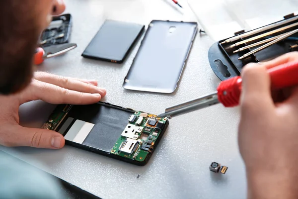 Técnico de reparación de teléfono móvil en la mesa, primer plano —  Fotos de Stock