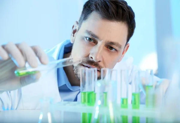 Científico masculino trabajando con muestra en laboratorio de química — Foto de Stock
