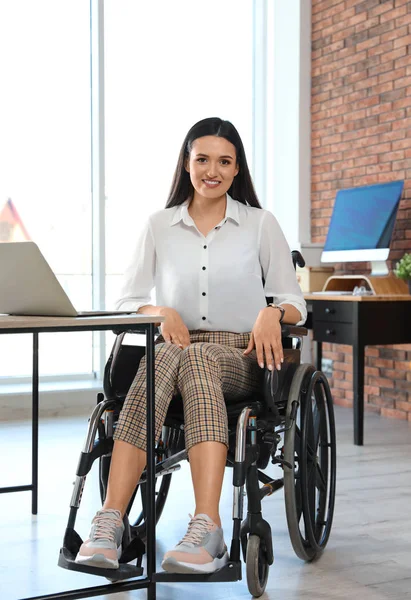 Portret młodej kobiety na wózku inwalidzkim w miejscu pracy — Zdjęcie stockowe
