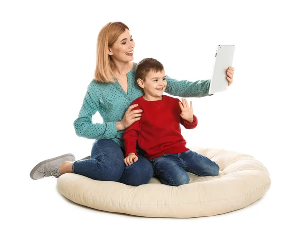 Мать и ее сын с помощью видео-чата на планшете, белый фон — стоковое фото