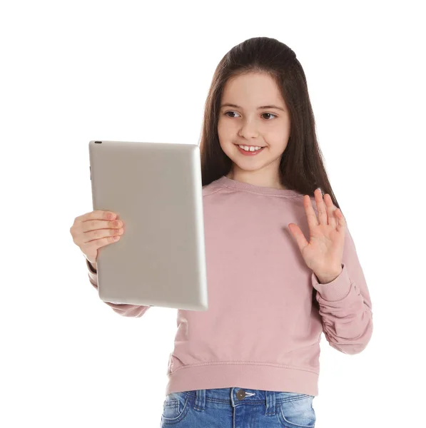 Mała dziewczynka za pomocą czatu wideo na tablecie na białym tle — Zdjęcie stockowe