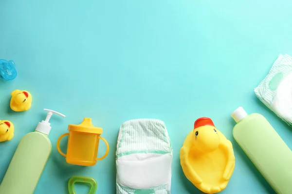 Flat lay samenstelling met baby-accessoires en ruimte voor tekst op kleur achtergrond — Stockfoto