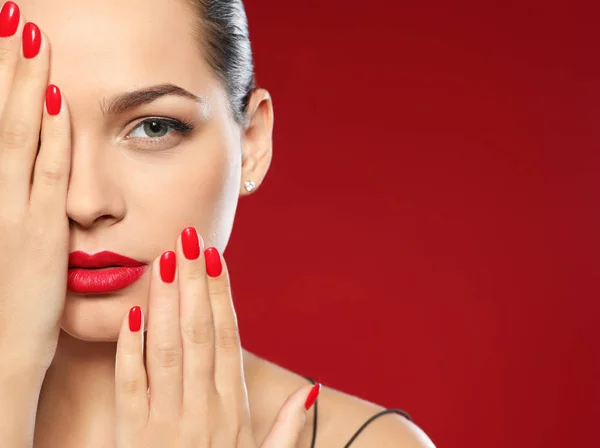 Hermosa mujer joven con manicura brillante sobre fondo de color, espacio para el texto. Tendencias de esmalte de uñas —  Fotos de Stock