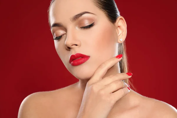 Hermosa mujer joven con manicura brillante sobre fondo de color, primer plano. Tendencias de esmalte de uñas —  Fotos de Stock