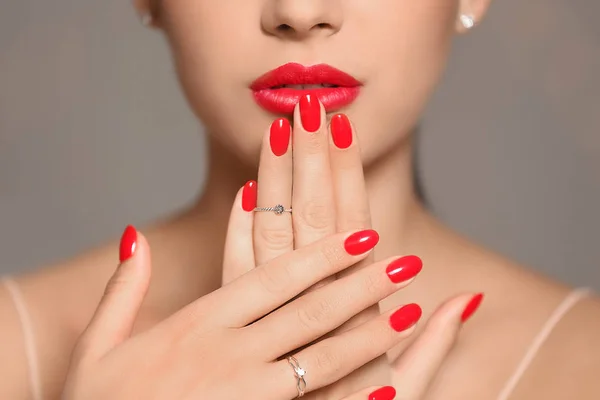 Beautiful young woman with bright manicure on color background, closeup. Nail polish trends — Stock Photo, Image